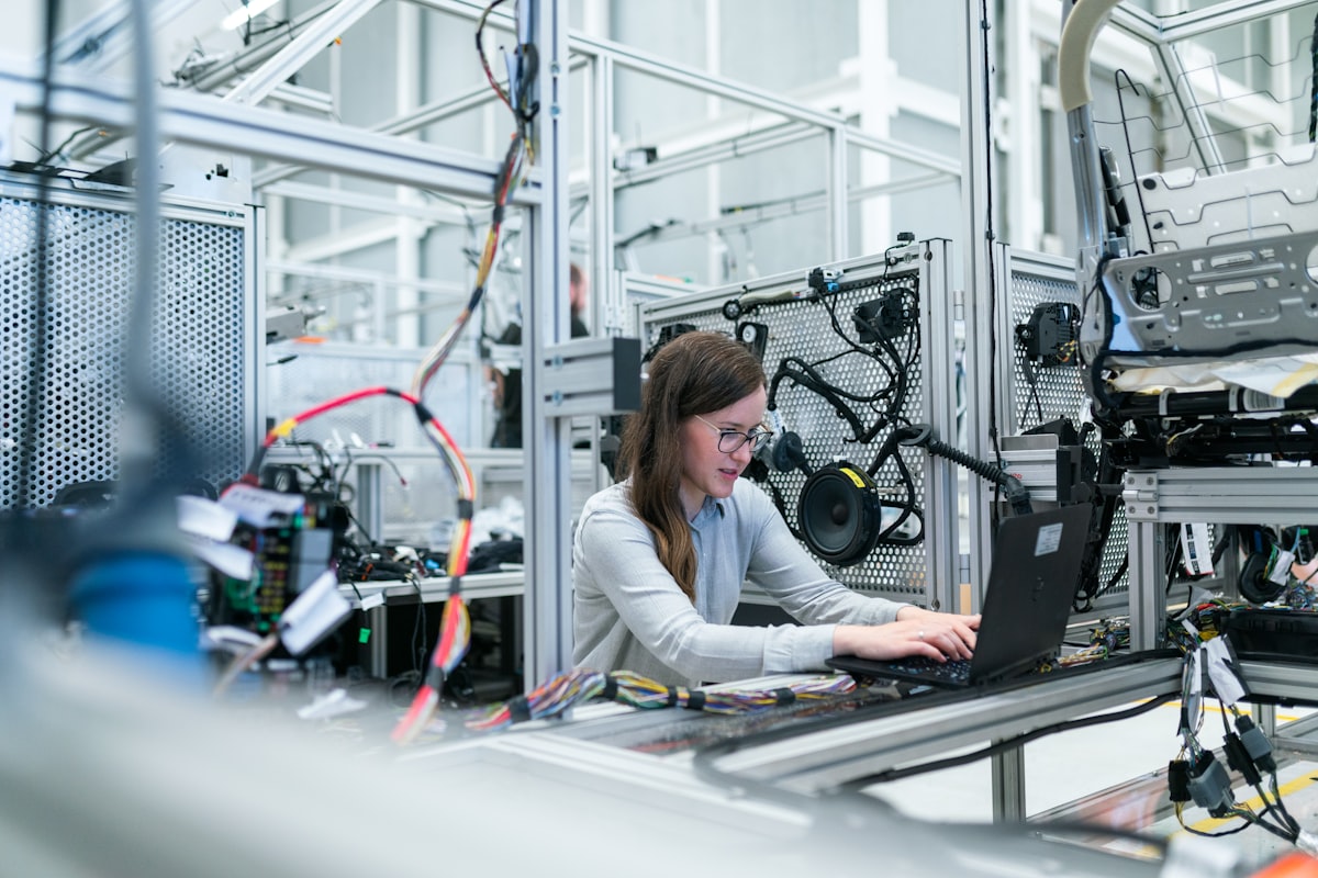Robotica industriale e operazioni in fabbrica intelligente